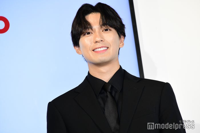 新田真剣佑 Exoメンバーとの集合写真公開 神コラボ 顔面偏差値高すぎ の声 モデルプレス 新田真剣佑 Exoメンバーとの集合写真公開 神コラボ 顔面偏差値高すぎ の声 モデルプレス