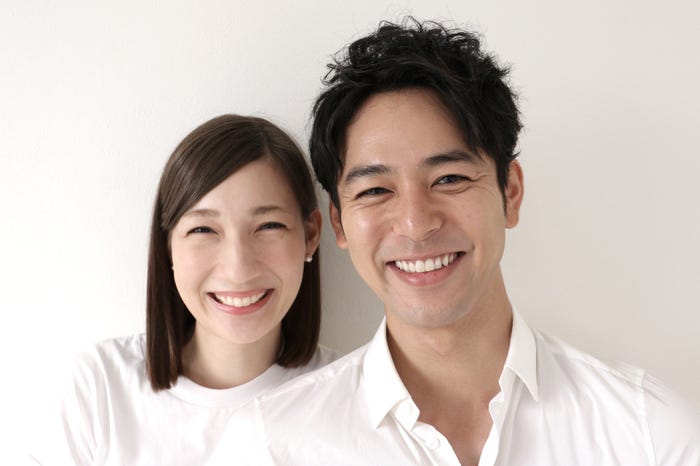 マイコ＆妻夫木聡、結婚発表の際の2ショット（画像提供：所属事務所）