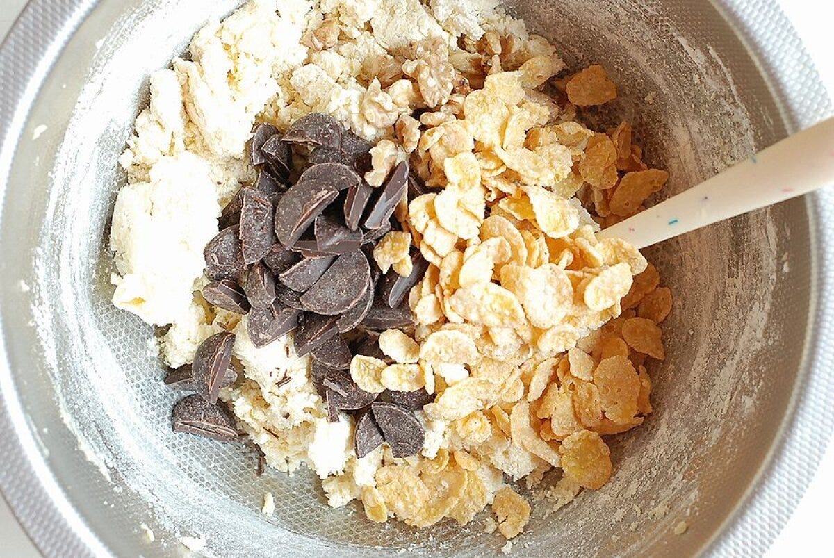 クッキー生地にコーンフレークとチョコレートとくるみを加えたボウル