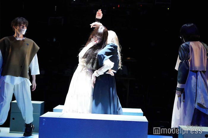 (左から2番目)松村沙友理「雨の塔」ゲネプロの様子(C)モデルプレス