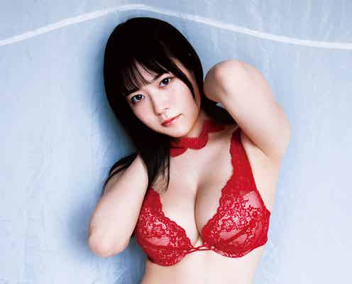 グラビア界の二刀流・東雲うみ、赤ランジェリーで豊満ボディ披露「ヤンジャン」表紙登場