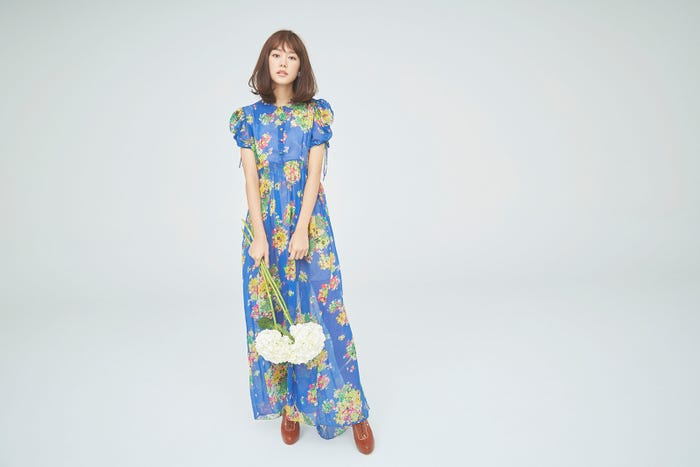 『桐谷美玲カレンダー2017.04-2018.03』/(C)東京ニュース通信社