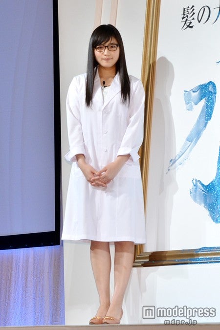 白衣姿を初披露した川口春奈