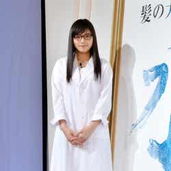 白衣姿を初披露した川口春奈