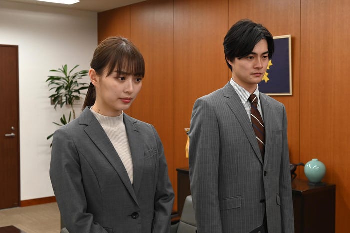 内田理央、結木滉星「ダブルチート 偽りの警官 Season1」第6話より(C)テレビ東京 WOWOW