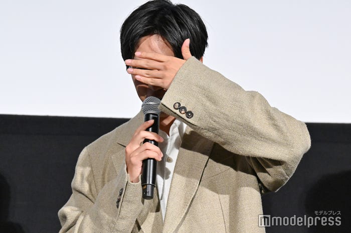 西野七瀬との“恋人写真”に照れる坂東龍汰(C)モデルプレス