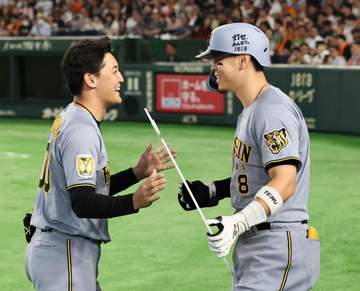 阪神 佐藤輝明の通算150号 ニッコニコでボードを手渡した同学年が「めちゃくちゃかわいい」「エモすぎる」ファン大注目のワンシーン