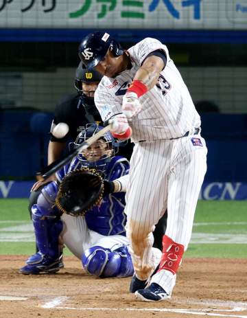 ヤクルト・オスナ 2カ月半ぶりの6号3ラン 左翼席中段へ特大の一発