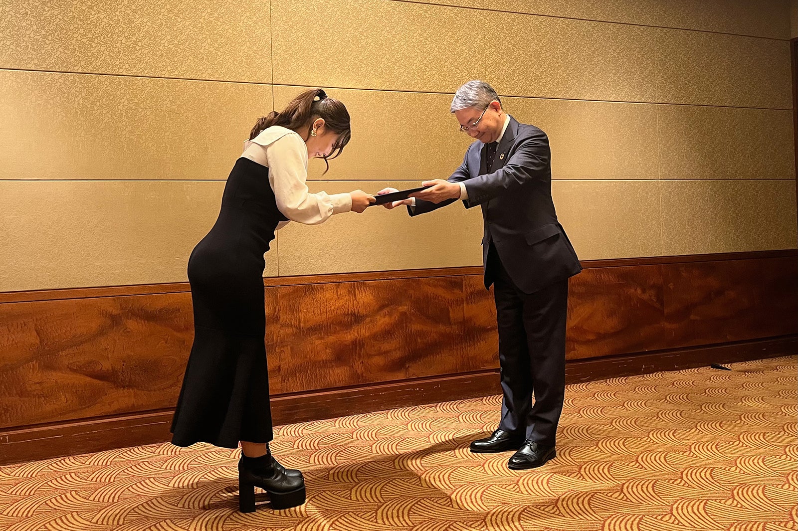 なな茶、中野祐介市長（提供画像）