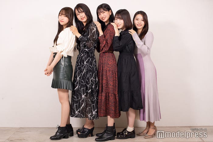 「ミス慶應理工」ファイナリスト/左から江口玲恵さん、青野さくらさん、新藤利佐さん、上手理花さん、齋藤萌花さん(C)モデルプレス