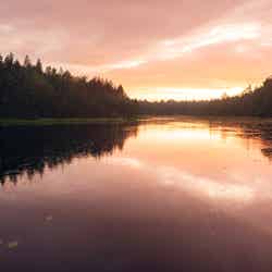ヌークシオの朝焼けの湖／画像提供：Visit Finland（フィンランド政府観光局）