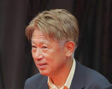 カズが兄・三浦泰年氏と地元静岡で偶然再会！母親と父の墓参り→兄がレアな家族集合写真公開で反響「なんかじ～んとした」「お母さん元気そうでなにより」