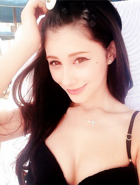 黒ビキニ姿のダレノガレ明美/Instagramより