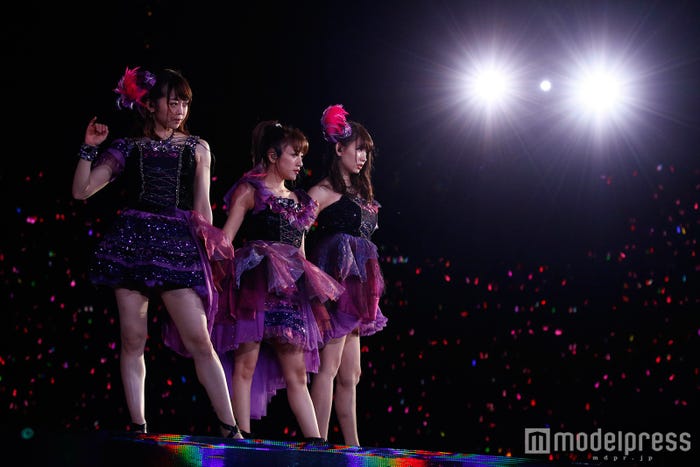 「純愛のクレッシェンド」峯岸みなみ、高橋みなみ、小嶋陽菜(C)AKS