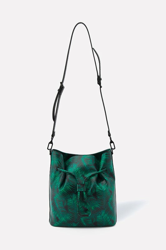 ドローストリングバケットバッグ「CHARLES & KEITH」5,670円（税込）／画像提供：CHARLES & KEITH OFFICIAL ONLINE STORE