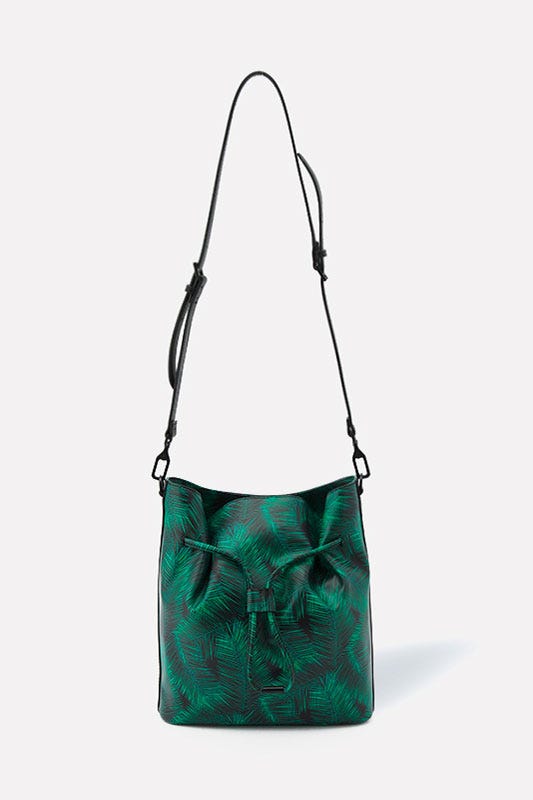 ドローストリングバケットバッグ「CHARLES & KEITH」5,670円(税込)/画像提供:CHARLES & KEITH OFFICIAL ONLINE STORE