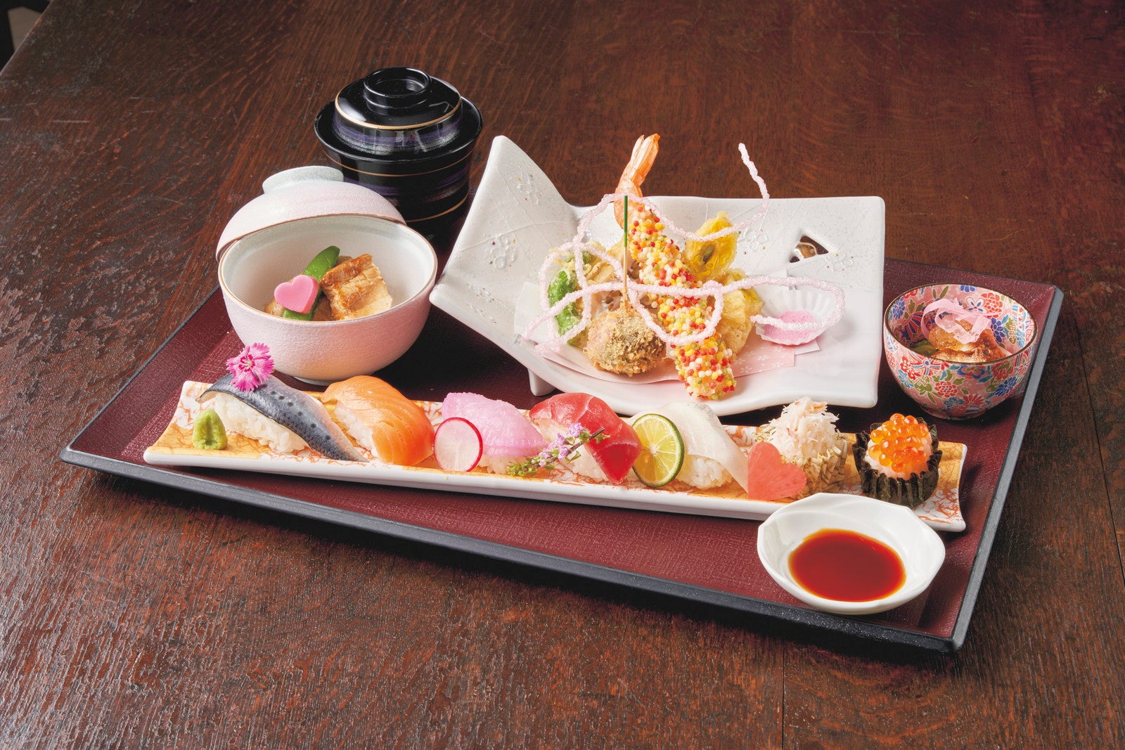 “恋柱”「甘露寺蜜璃」爛漫・寿司御膳／画像提供：ユニバーサル・スタジオ・ジャパン