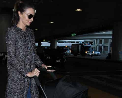 ミランダ・カーの息子フリン君、ベビーカーの限界に挑戦!?