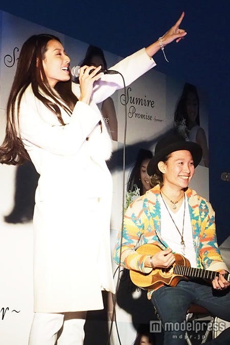 すみれ(左)、平井大(右)