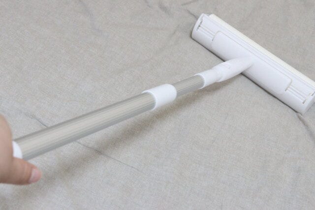 粘着テープクリーナー（ワイドタイプ、伸縮3段式、テープ30周付）　使用例