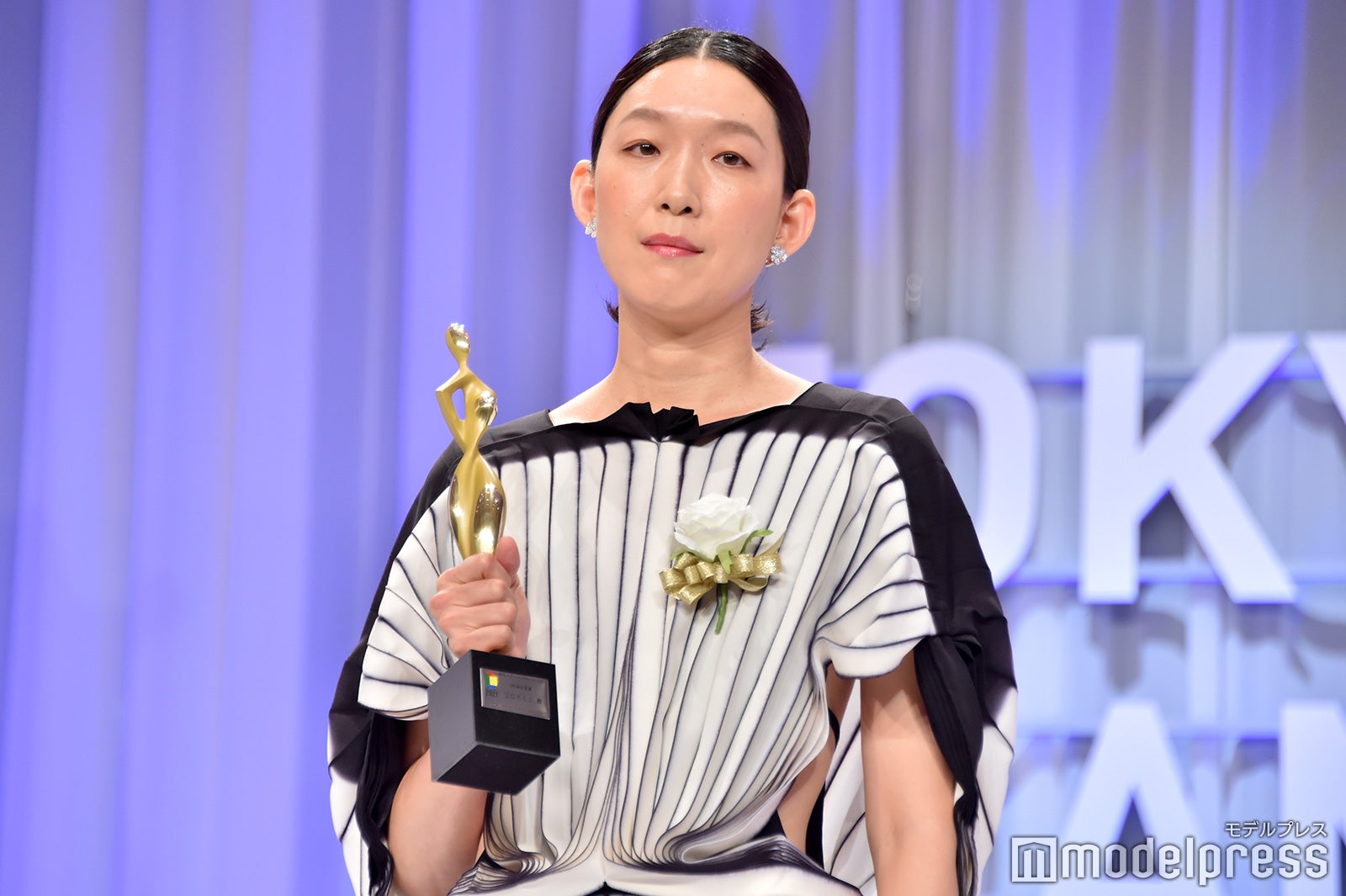 江口のりこ、腰＆背中見せドレスが美しい「俺の家の話」で助演女優賞獲得＜東京ドラマアウォード2021＞