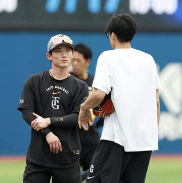 巨人 浦田がグラウンドに姿見せるもすぐに引き上げる 14日・DeNA戦で負傷した右肘にはテーピングが巻かれる