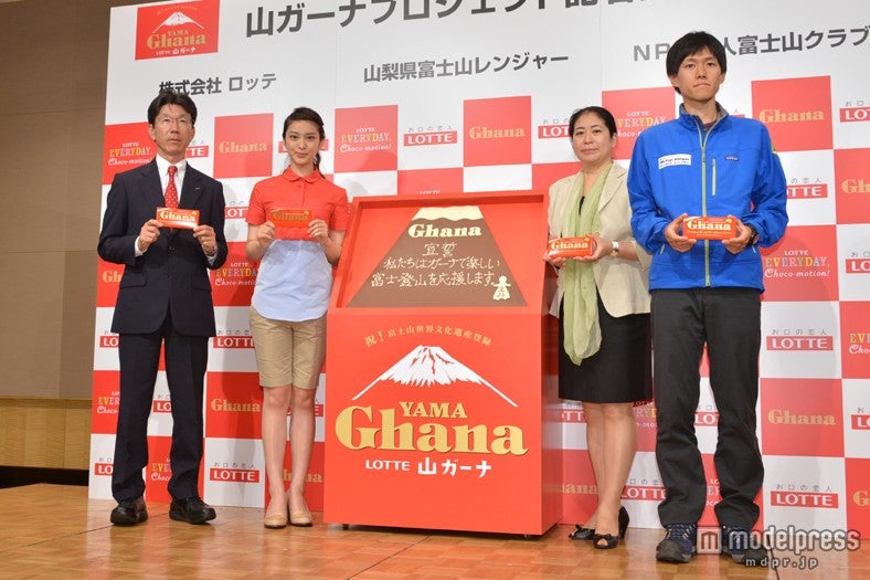 武井咲（左から2番目）