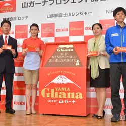 武井咲(左から2番目)