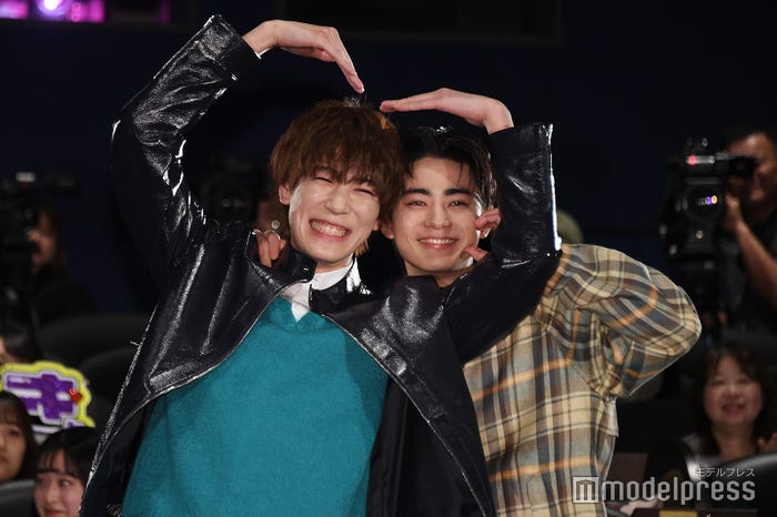 内藤秀一郎のハートの中から顔を出す豊田裕大(C)モデルプレス