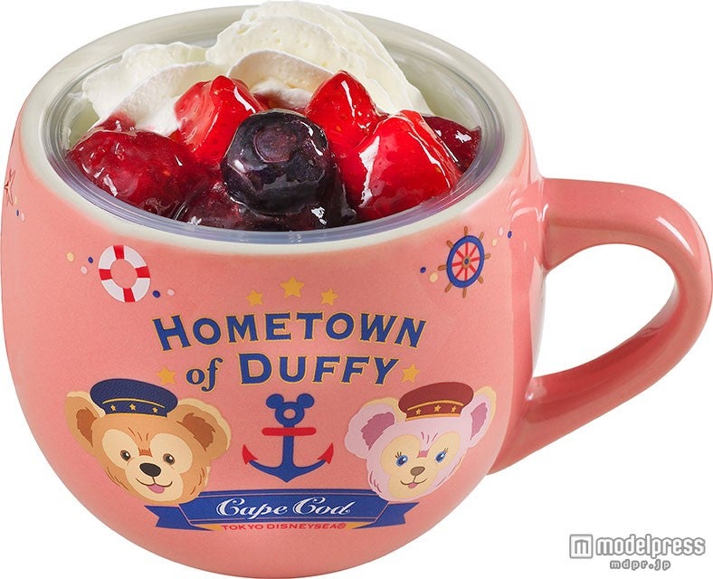 ミックスベリーミルクムース、スーベニアカップ付き（820円）／（C）Disney