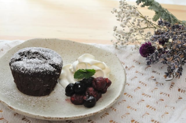 業務スーパーの「フォンダンショコラ」生クリーム添え