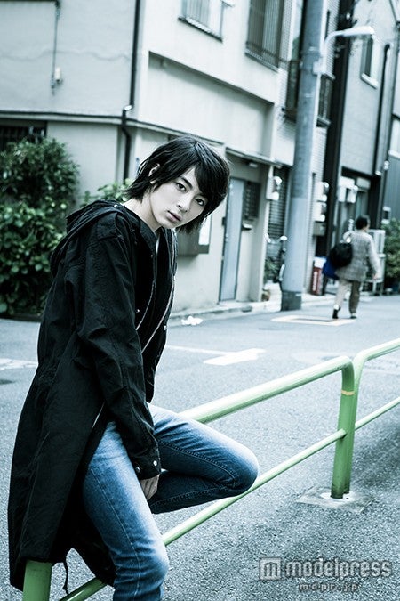 ドッペルゲンガーに扮する高杉真宙／「高杉真宙 Photo Collection METAMORPHOSIS」より（画像提供：徳間書店）