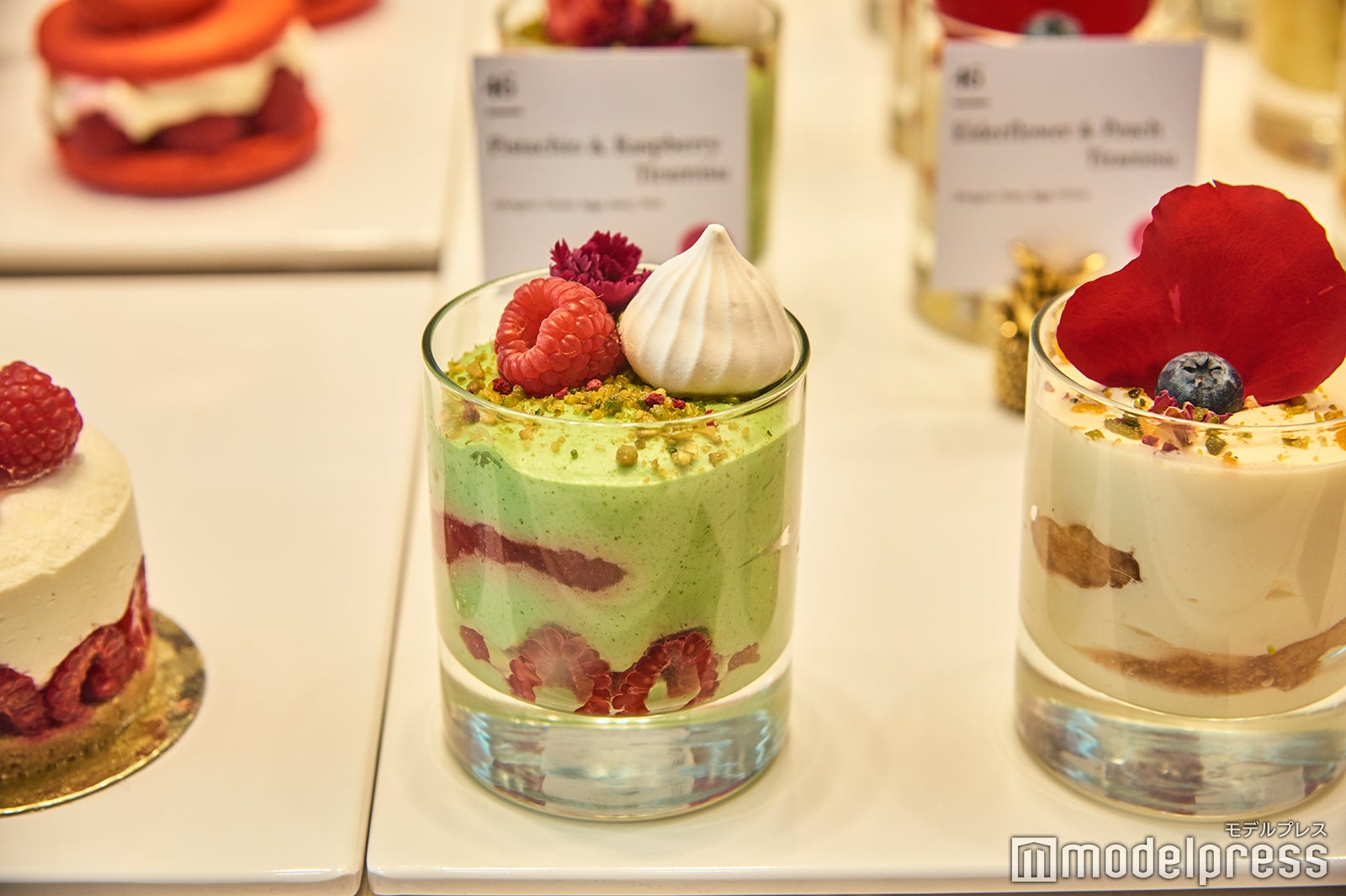 バラの色味がアクセントになったスイーツたち（C）モデルプレス