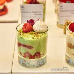 バラの色味がアクセントになったスイーツたち(C)モデルプレス