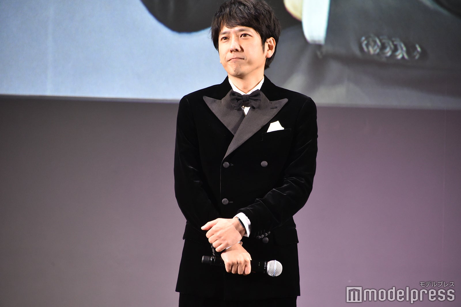 会場を見渡す二宮和也（C）モデルプレス