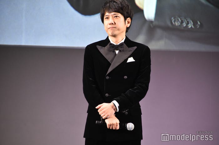 会場を見渡す二宮和也(C)モデルプレス