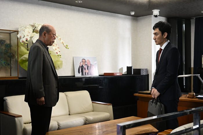 六平直政、草なぎ剛 「罠の戦争」第4話より(C)カンテレ