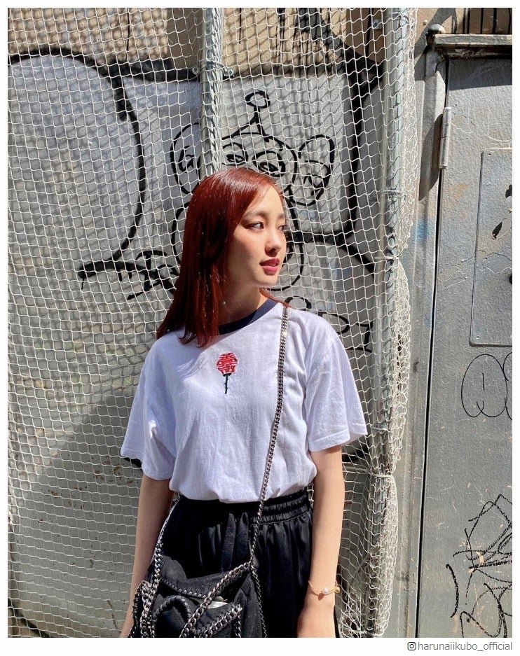 元モー娘。飯窪春菜、“オレンジ髪”際立つ私服ショットに「カッコよすぎ」の声