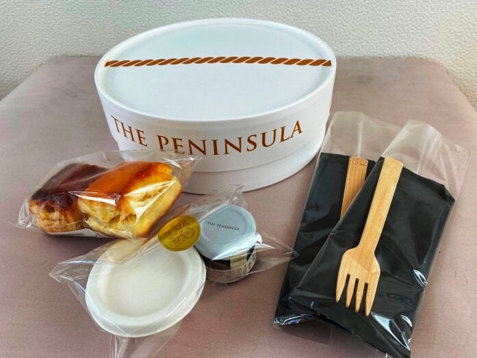 ザ・ペニンシュラ東京 「ページボーイハット アフタヌーンティーボックス」。開ける前から気分の上るページスタッフの帽子型ボックス