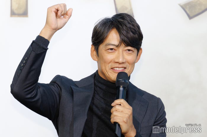 記者とじゃんけんをする反町隆史(C)モデルプレス