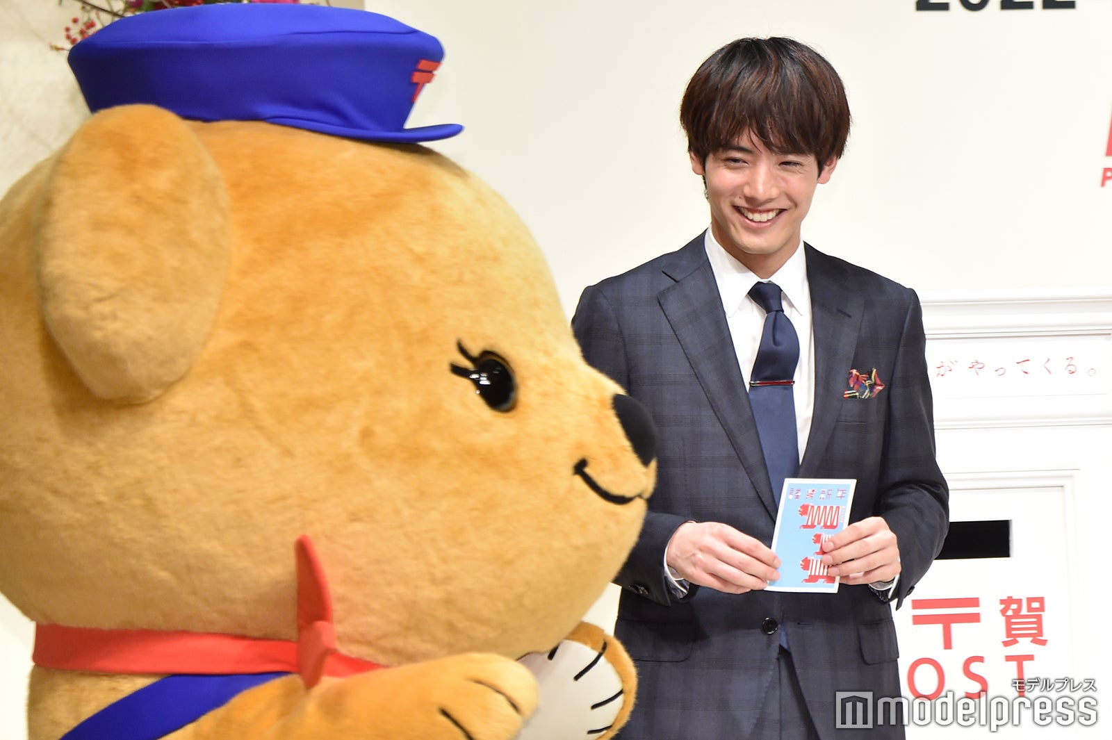 ぽすくまと赤楚衛二（C）モデルプレス