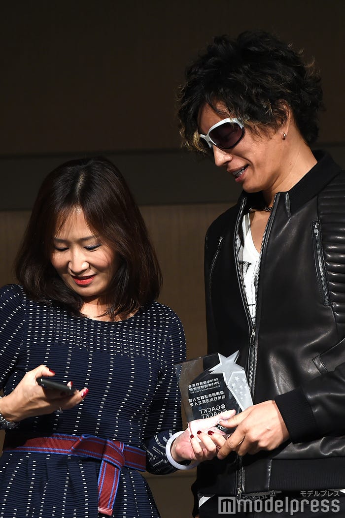 プレゼンターのセルフィーに応じるGACKT(右)/(C)モデルプレス