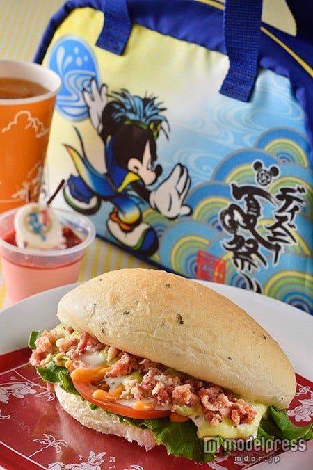スペシャルセット、スーベニアランチケース付き¥1820/TDL(C)Disney