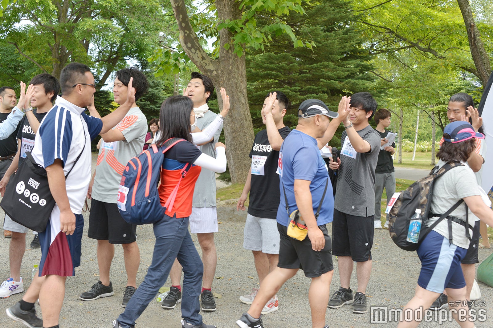 芸人とハイタッチしてからスタート（C）モデルプレス