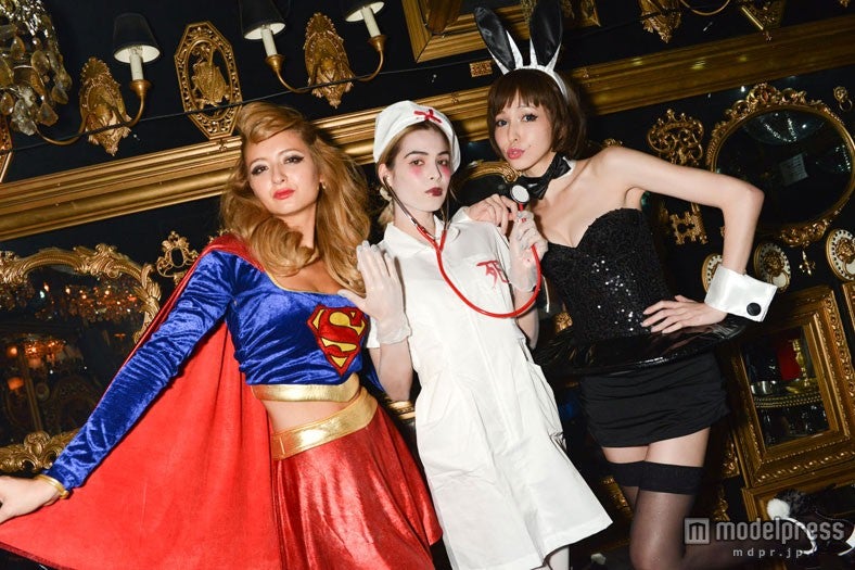 藤井リナ、胸元あらわなSEXYバニーガールでパーティ来場