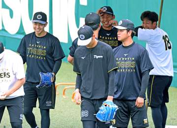 阪神・下村＆今朝丸＆神宮が1軍「研修」 藤川監督「今後戦う可能性がある」試合前練習に参加 聖地の雰囲気味わい「実感」