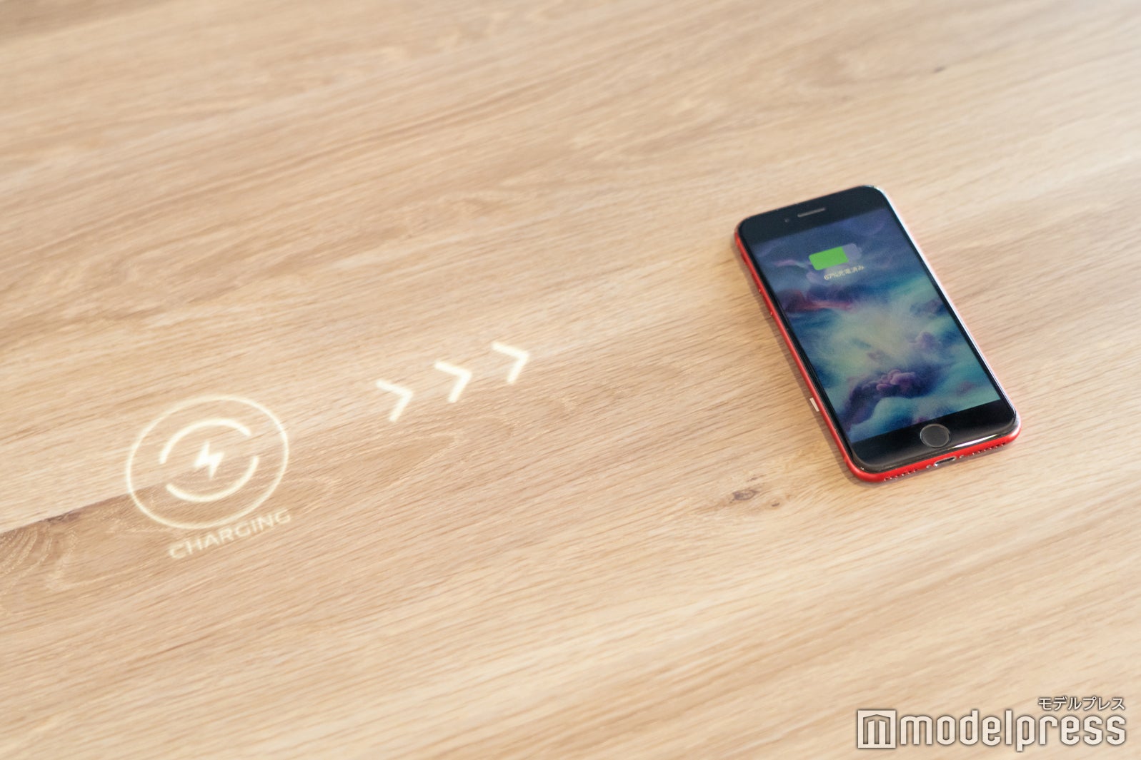 置くだけでスマートフォンを充電（C）モデルプレス