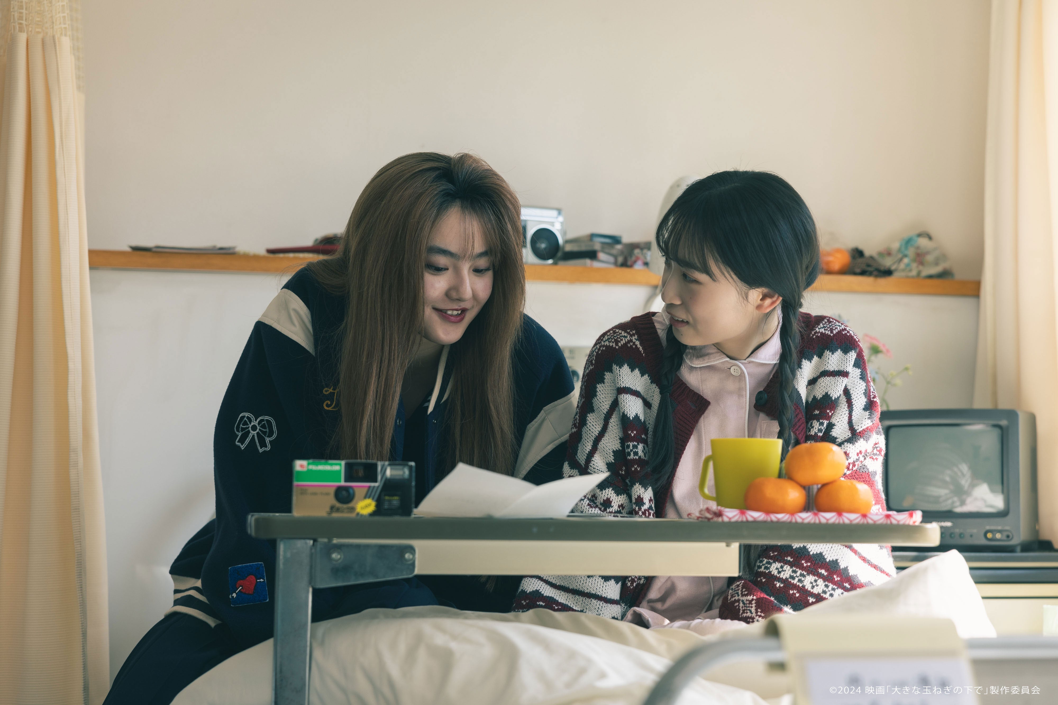 瀧七海、伊東蒼／映画「大きな玉ねぎの下で」場面写真（C）2024 映画「大きな玉ねぎの下で」製作委員会