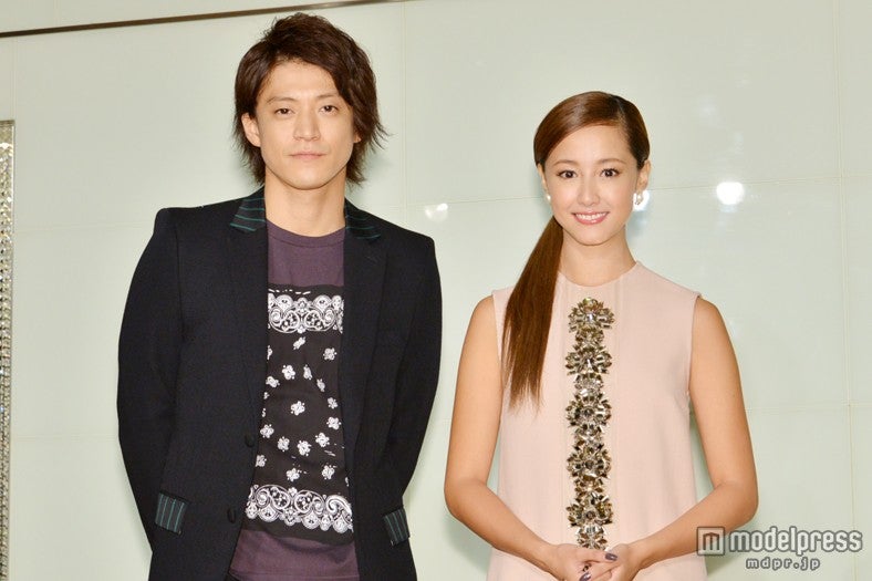 小栗旬＆沢尻エリカが2ショット　フジテレビ“らしさ”全開の改編発表会