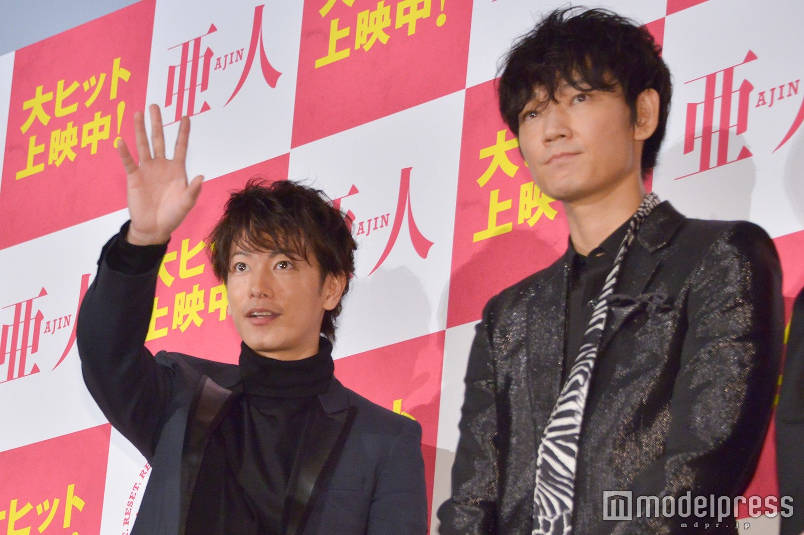 佐藤健＆綾野剛（C）モデルプレス